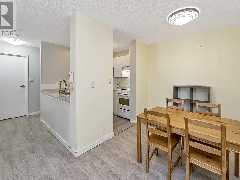 1630 Quadra St #306 — Photo 5