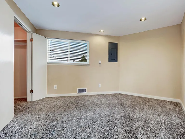 8100 Green Lake Dr N — Photo 10