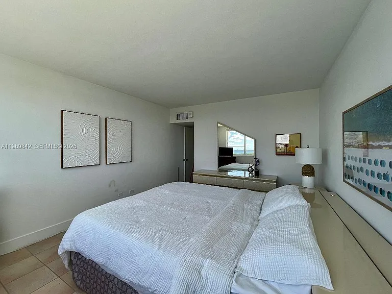 5005 Collins Ave #1404 — Photo 12
