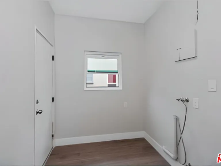126 1/2 N Hamilton Dr — Photo 22