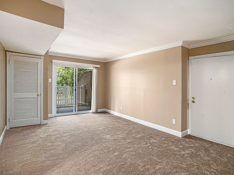 Maple Court Apartments — Photo 1