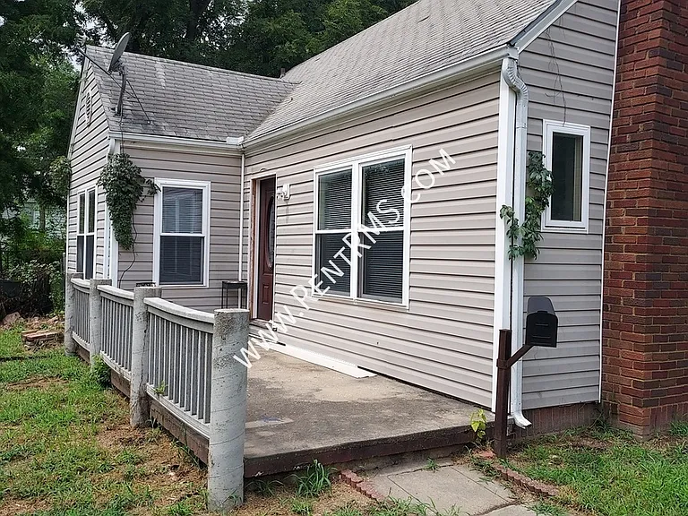 709 SW Medford Ave — Photo 3