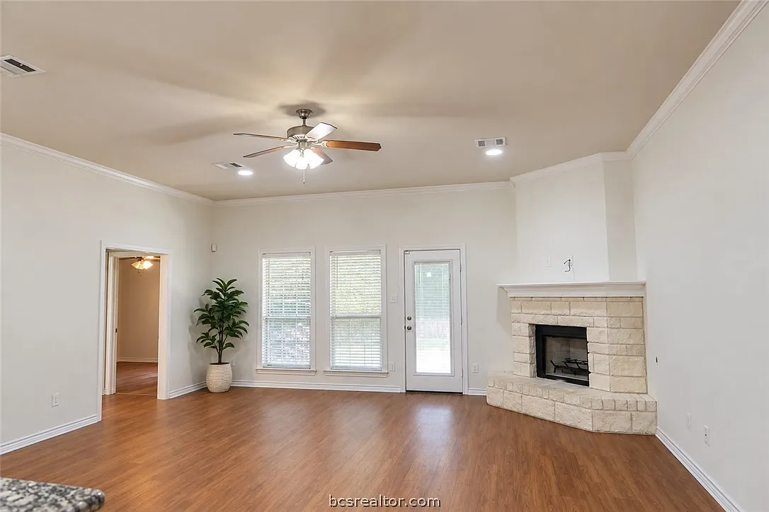 5 bed, 2297 sqft, $2,200 — Photo 4