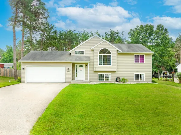 8441 Pontiac Dr, Howard City, MI 49329