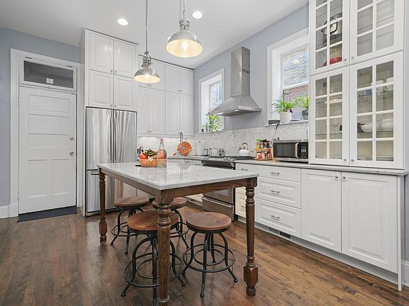 4th image of 1527 N Claremont Ave #1R