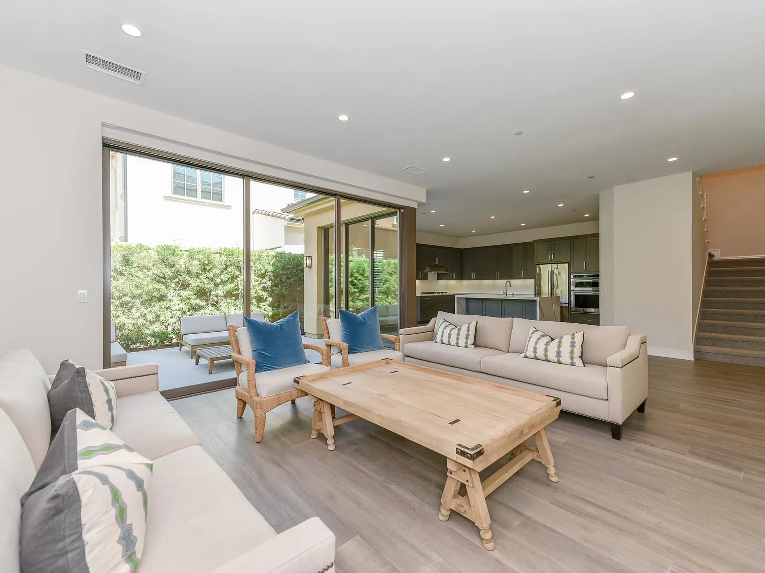 4 bed, 2712 sqft, $6,750 — Photo 3