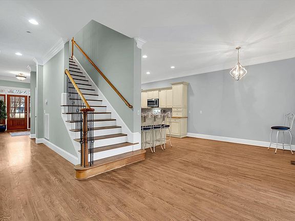 5th image of 107 Applewood Dr
