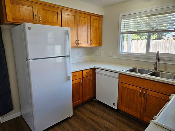3rd image of 4575 Drake Ct NE