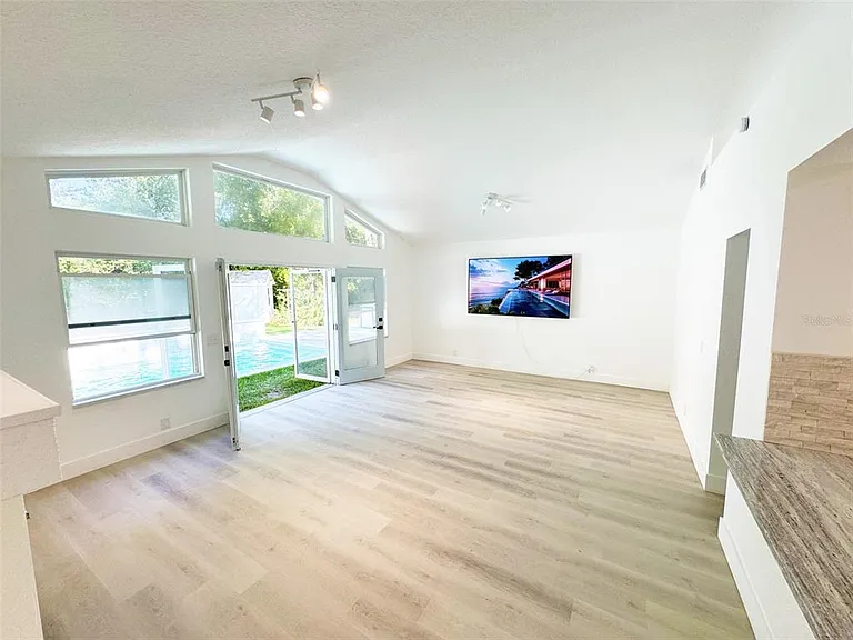 101 S Corona Ave — Photo 5
