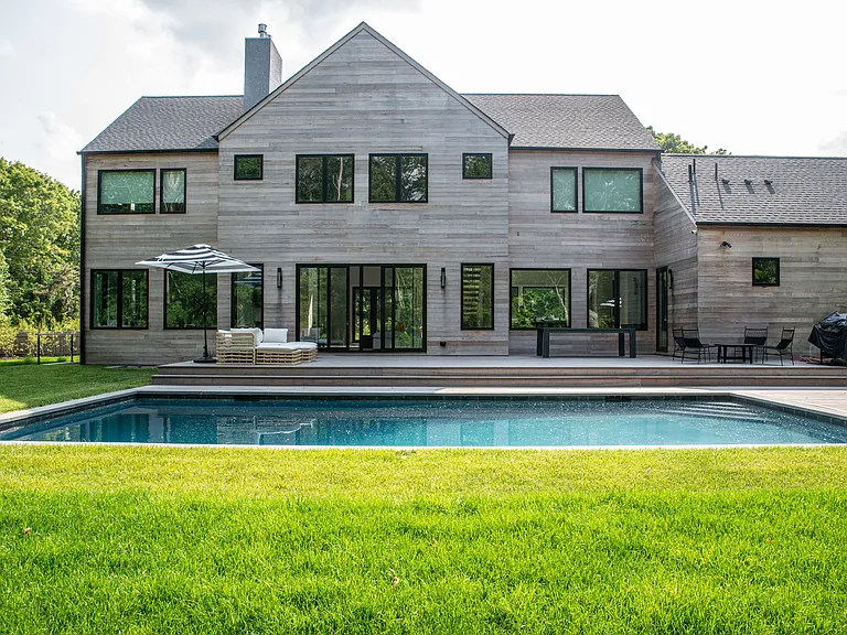 24 Hedges Ln — Photo 1