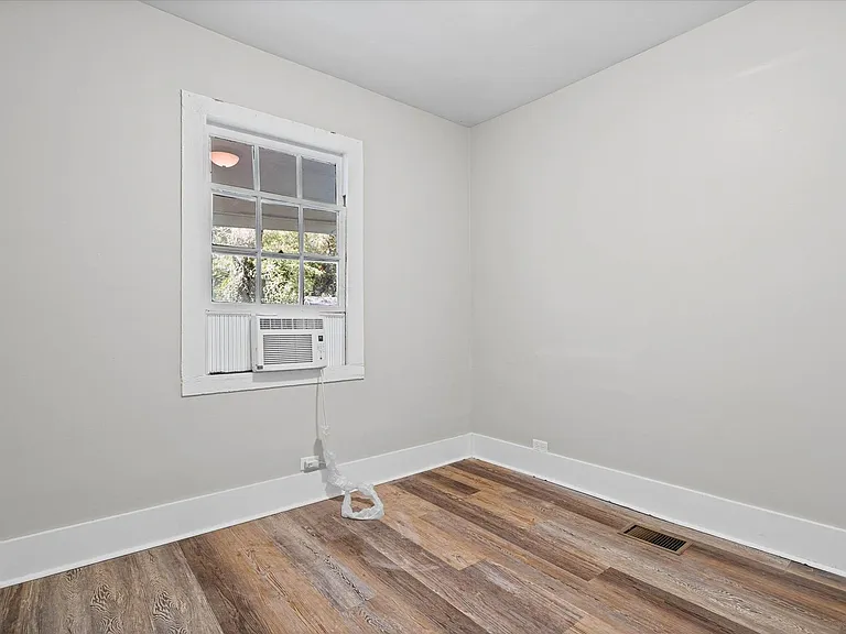 957 Savannah St — Photo 12