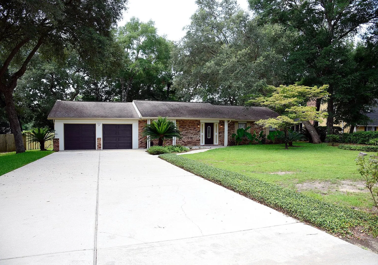 Beautifully updated 4 bedroom Lake Sharon home! — Photo 1