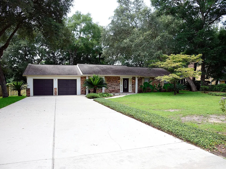72 E Kathy Ln
