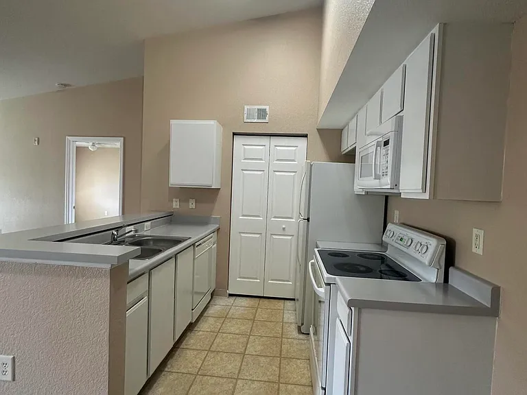 141 SW Palm Dr #202 — Photo 7