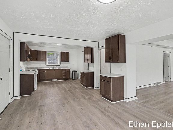 4th image of 2837 5th St