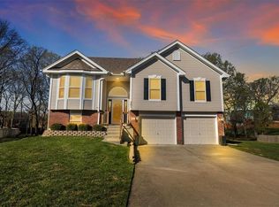 301 Amesbury Dr, Smithville, MO 64089