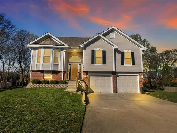 301 Amesbury Dr, Smithville, MO 64089