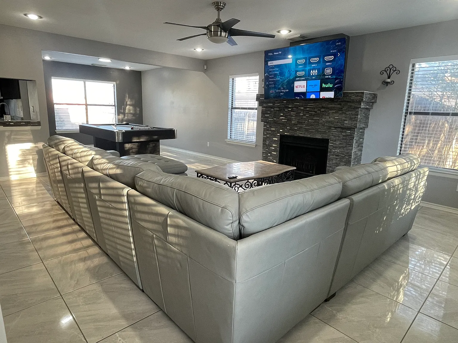 3 bed, 2.5 bath, 2100 sqft, $4,400 — Photo 1