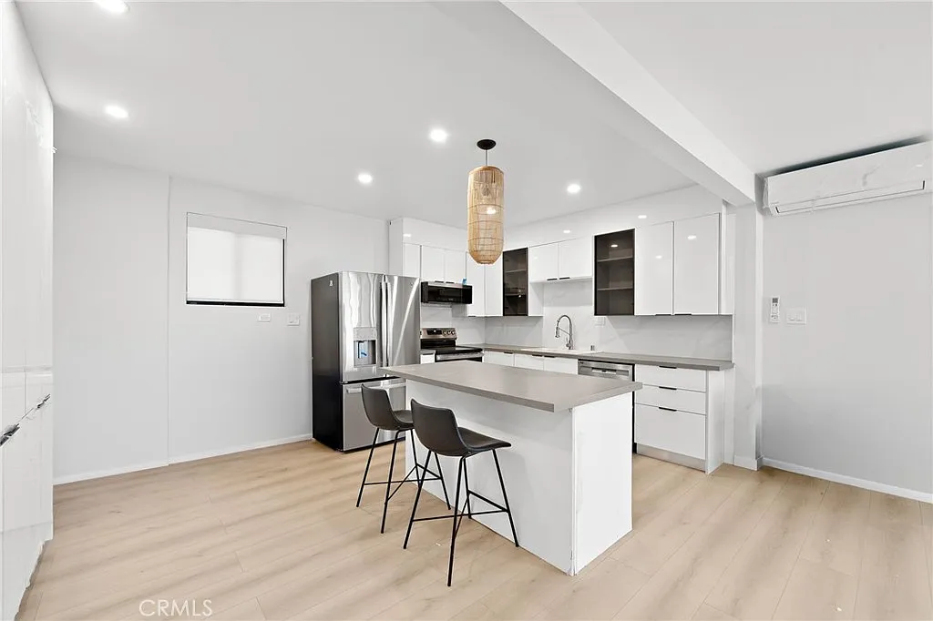 1 bed, 908 sqft, $4,995 — Photo 3
