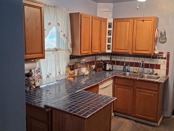 4th image of 446 Stratford Ave