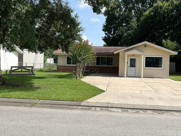 2807 W Chicago Ave — Photo 1