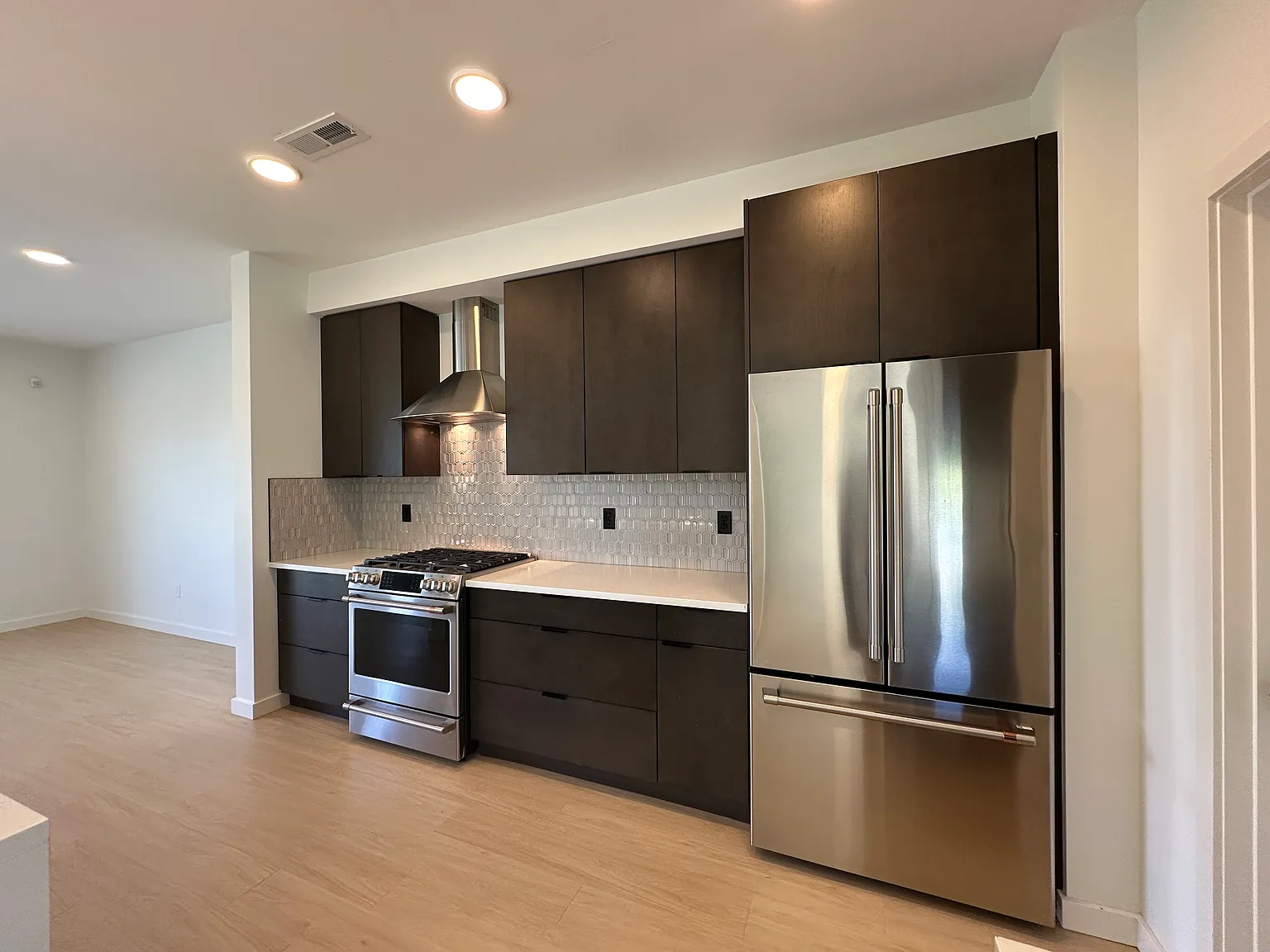 3 bed, 1941 sqft, $3,100 — Photo 4