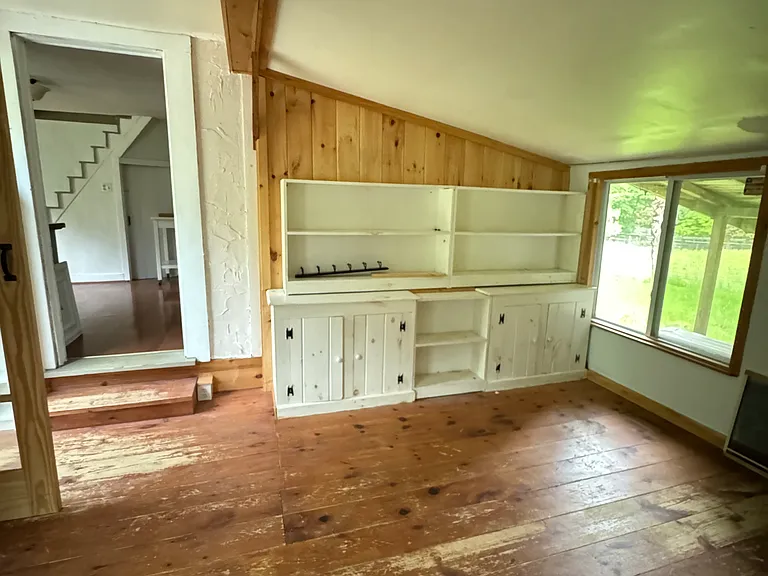 422 Mill Rd — Photo 2