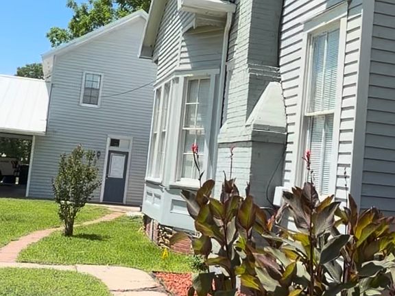 5th image of 903 E Washington Ave