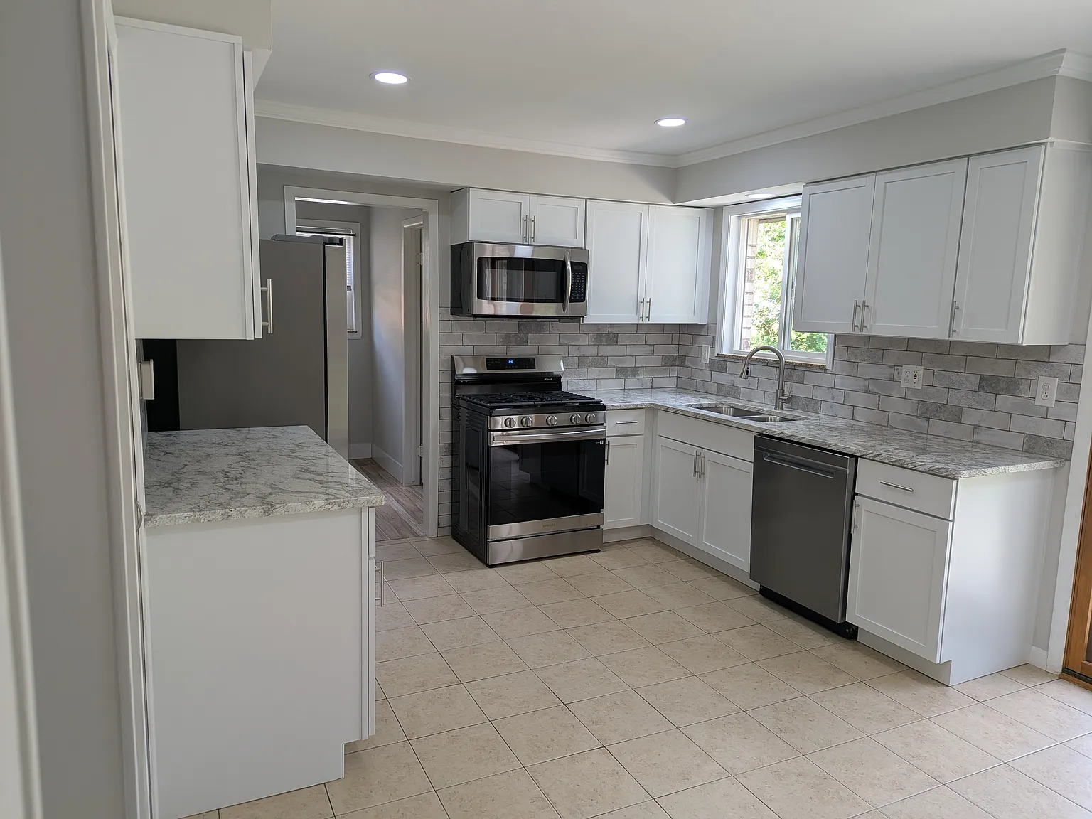 4 bed, 2.5 bath, 1950 sqft, $2,700 — Photo 4