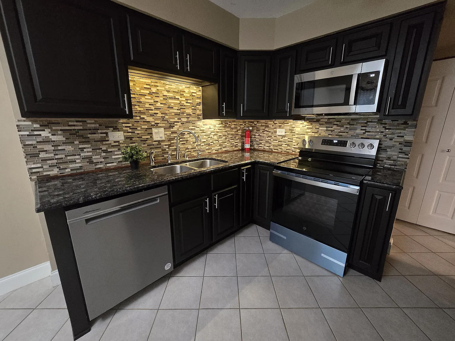 556 Manor Cir — Photo 2