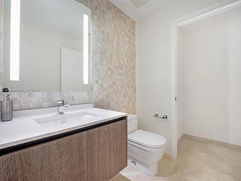 88 SW 7th St #1810 — Photo 11