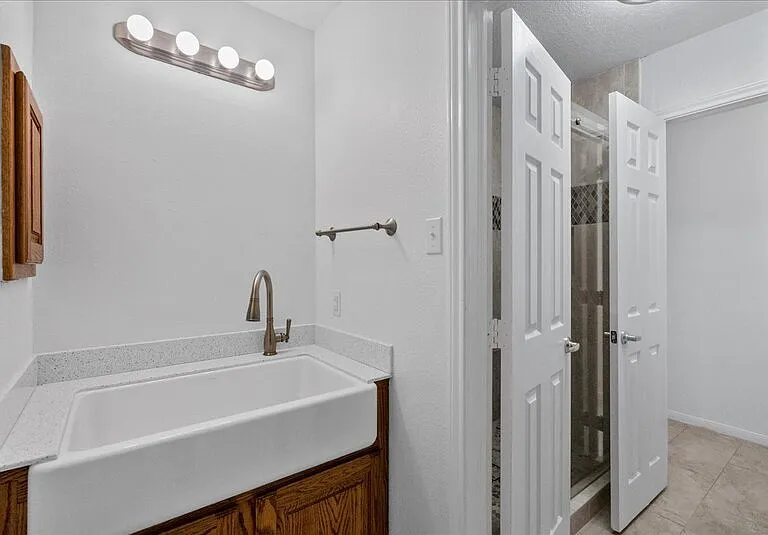 2421 Caroline St — Photo 18