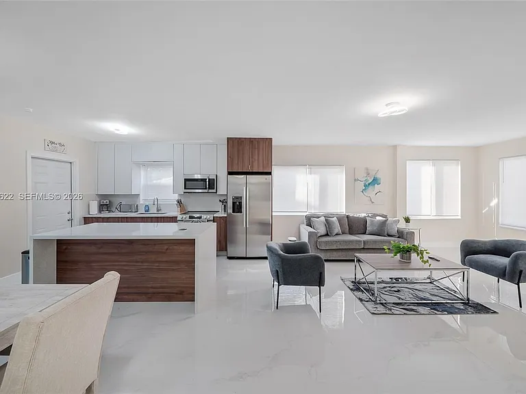 1021 NE 3rd Ave — Photo 8