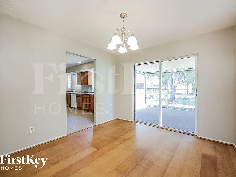 727 SE 9th Pl — Photo 6