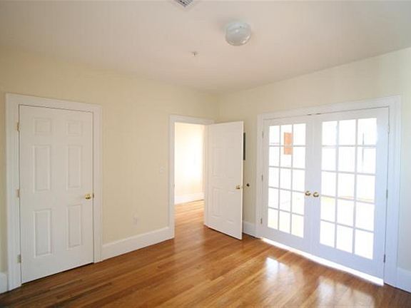 4th image of 883 Massachusetts Ave