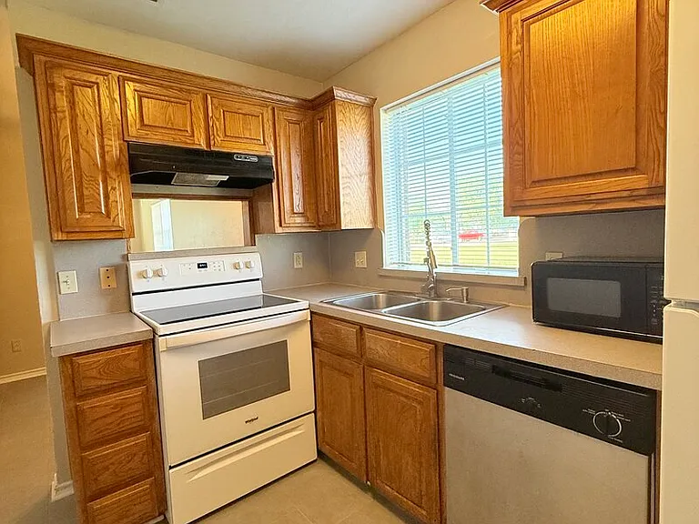 637 Copenhavr St — Photo 4