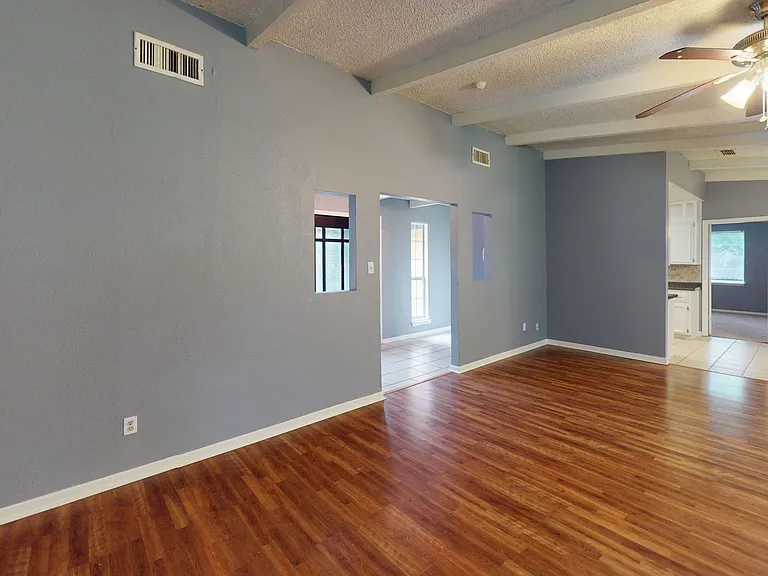 1404 E Vardeman Ave — Photo 4