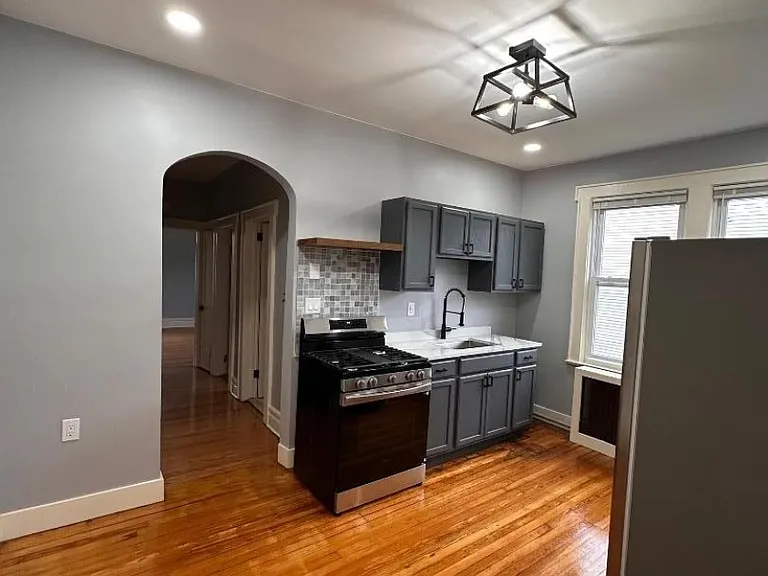 83 Aldine St #2R — Photo 6