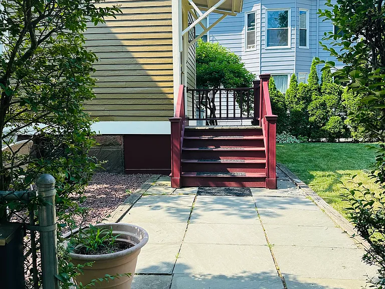 Entrance on cottage street