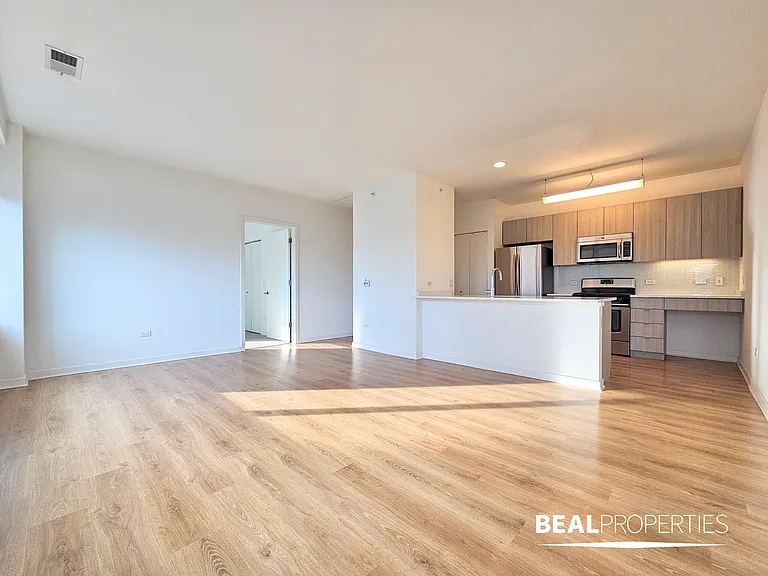 558 W Webster — Photo 29