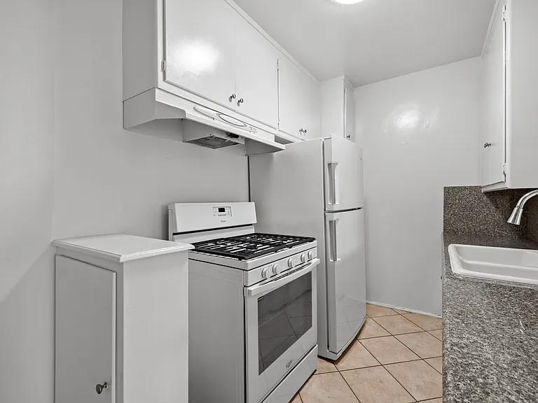 147 N La Peer Dr #6 — Photo 11