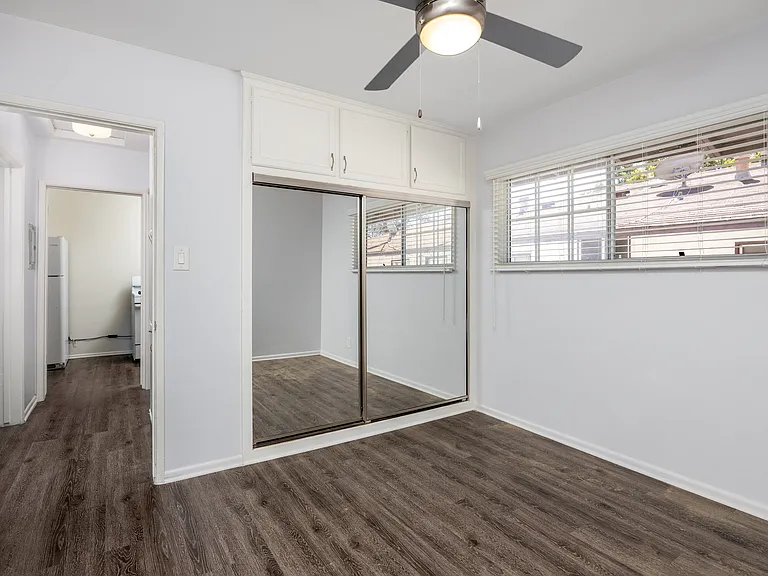 Verdugo Plaza Apartments — Photo 8