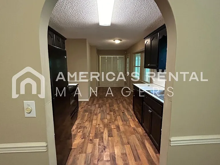211 Winterberry Ln — Photo 6