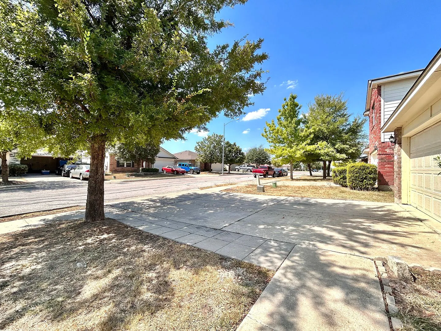Stunning 4 BR / 2 BA Manor Residence Near Top Employers & Tech Hubs — Photo 4