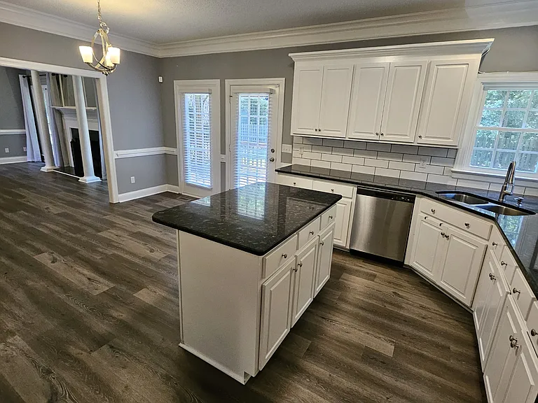 214 N Marion Dr — Photo 11