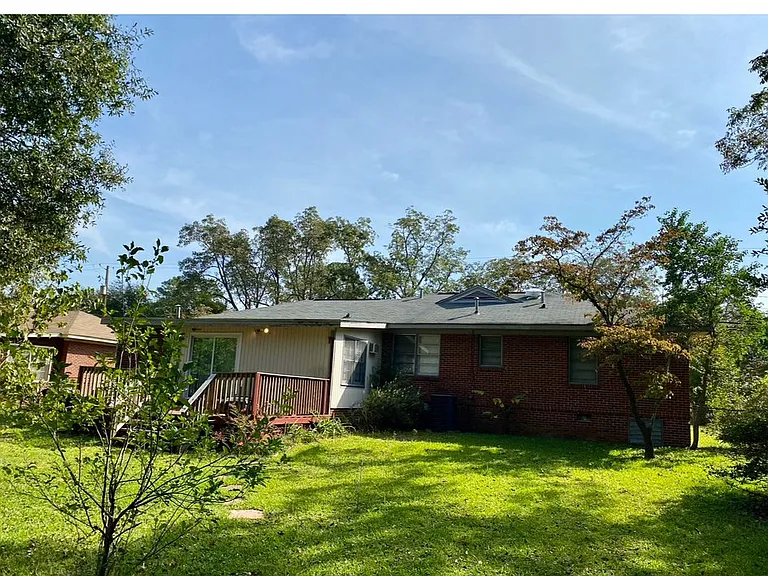 527 Englewood Dr — Photo 2