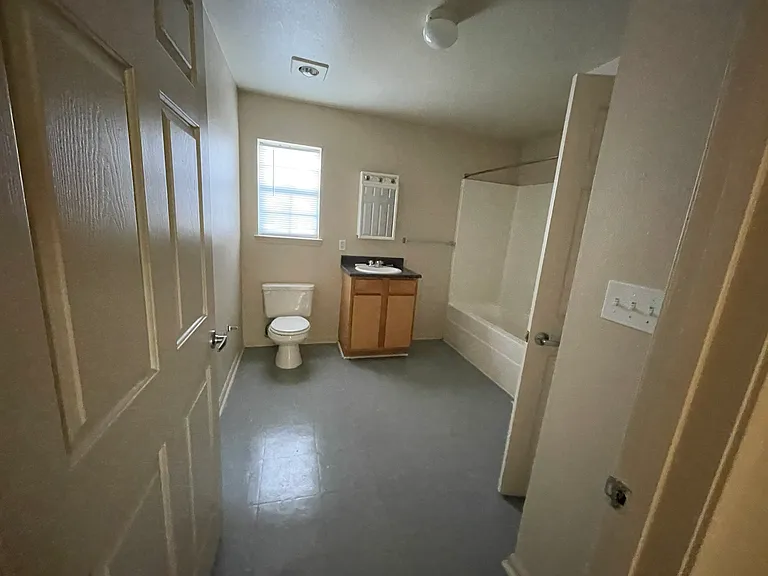 216 Hudson Ln — Photo 5