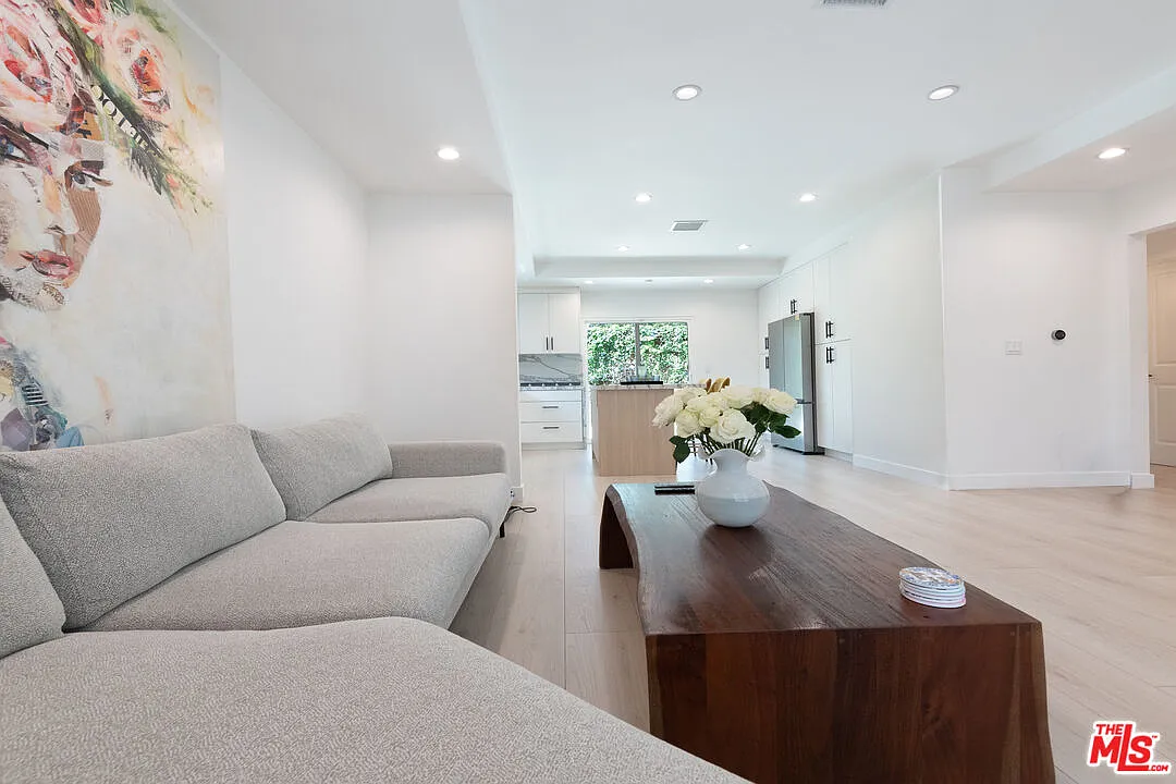 2 bed, 1.0 bath, 851 sqft, $3,700 — Photo 3