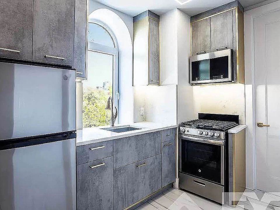1st image of 130 Graham Ave #4