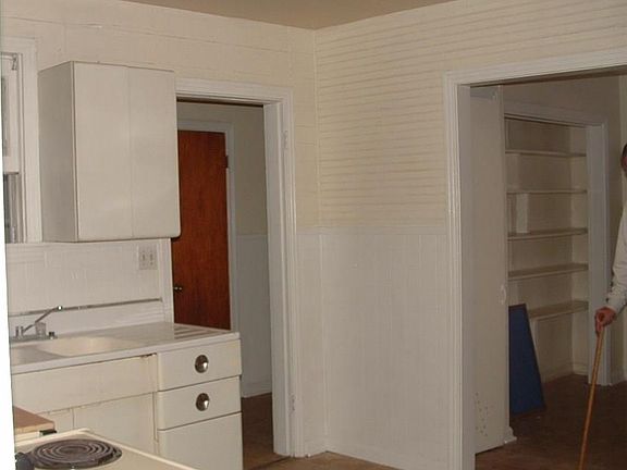 5th image of 447 Burleson St